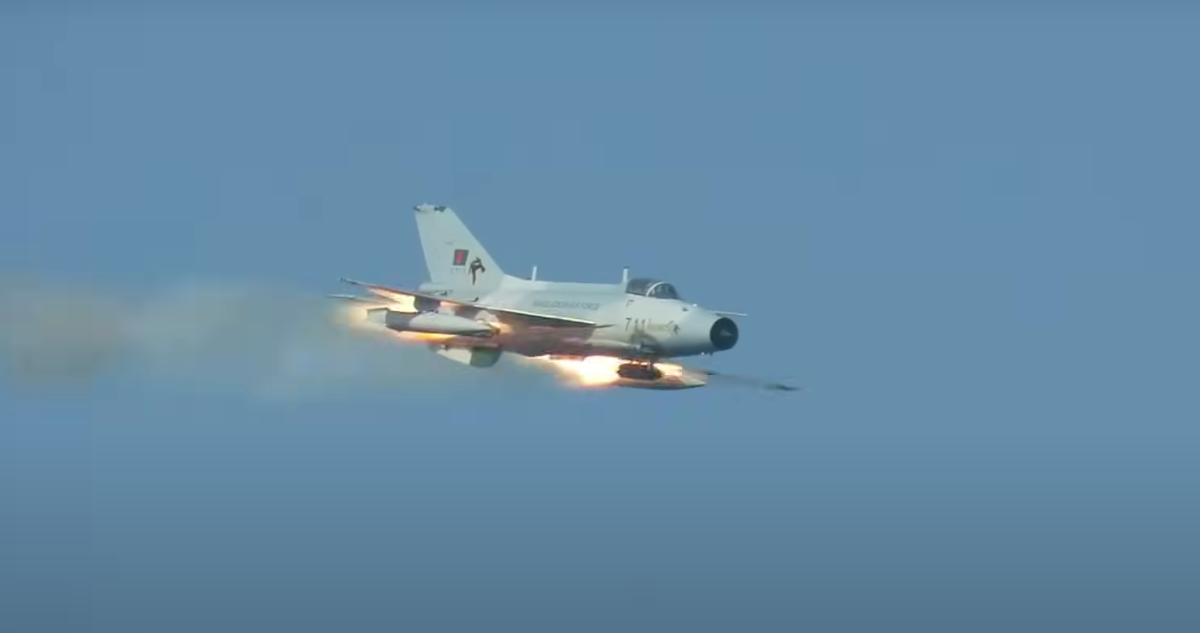 19 muertos y 50 heridos por accidente de avión militar que cayó en campus universitario en Bangladesh