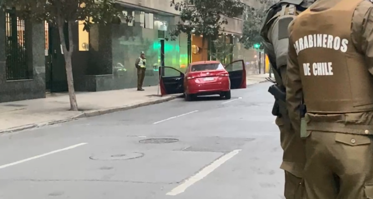 Carabinero atropellado en control a auto robado en Santiago: tres detenidos, uno herido de bala