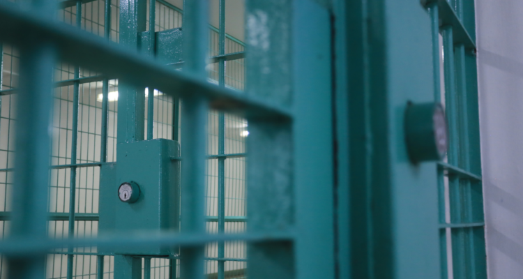 Interior de cárcel por prisión preventiva contra acusado por femicidio tentado en Quellón