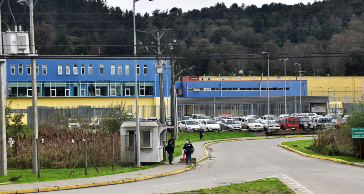 Frontis de la cárcel de Valdivia por decomiso de armas de fabricación artesanal