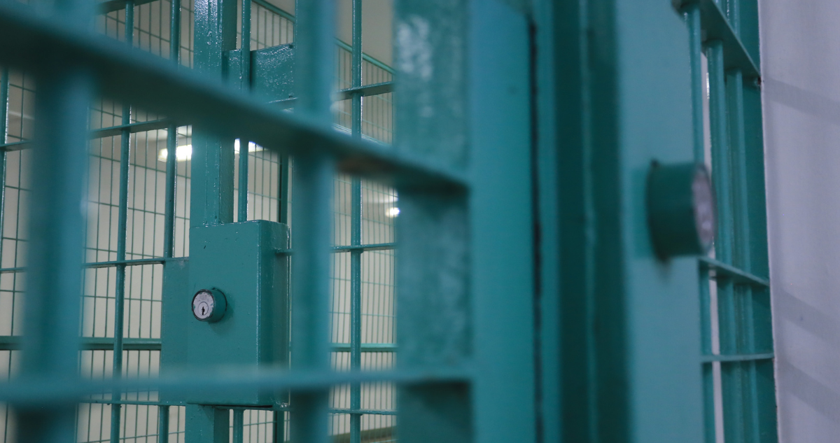Interior de cárcel por prisión preventiva contra acusado por femicidio tentado en Quellón