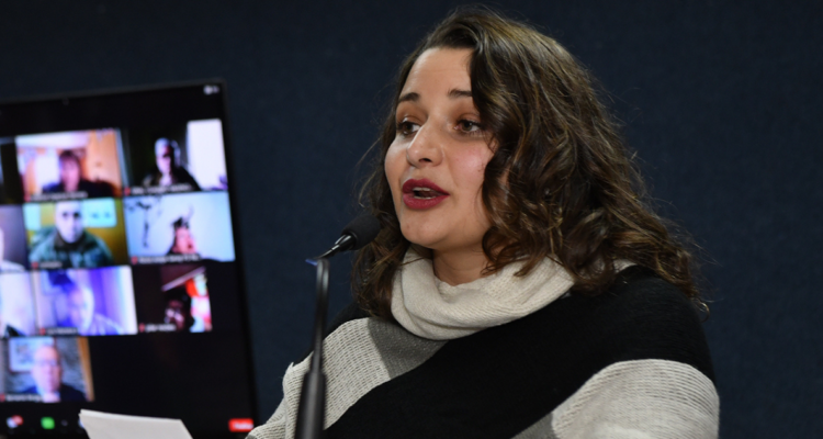 La alcaldesa de Valdivia, Carla Amtmann, por Puente Cochrane