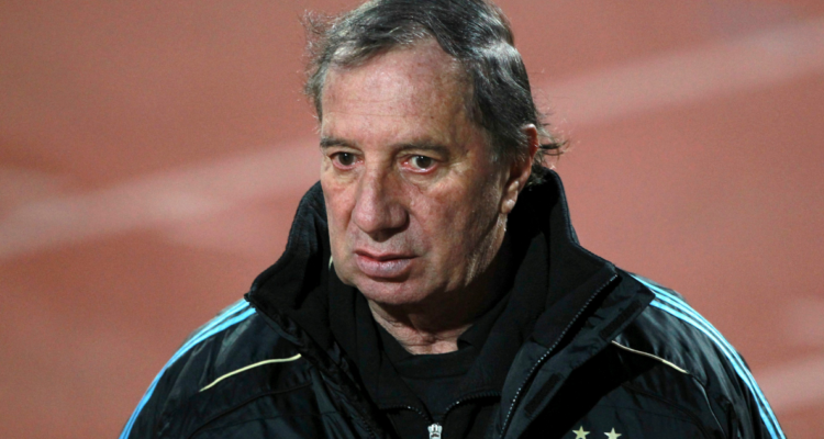 Amigo y exasistente advierte deterioro en salud de DT argentino Carlos Bilardo: “Ya no me reconoce”