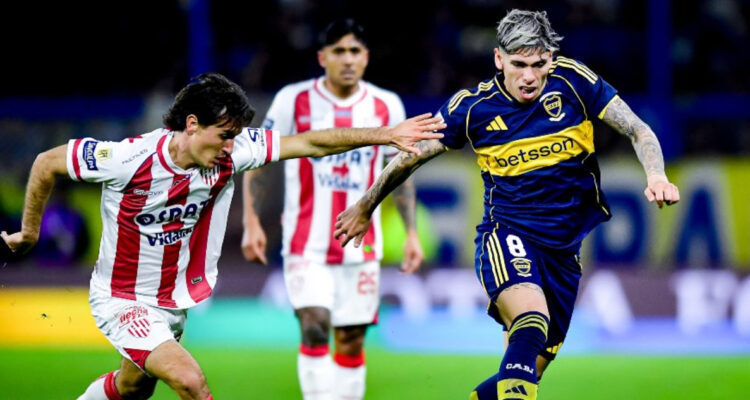 Carlos Palacios en duelo ante Unión de Santa Fe