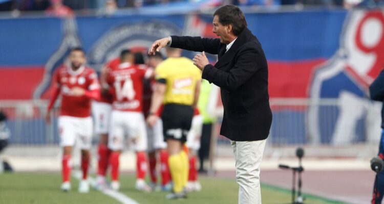 Fernando Díaz dirigiendo en el duelo de La U vs Iquique.