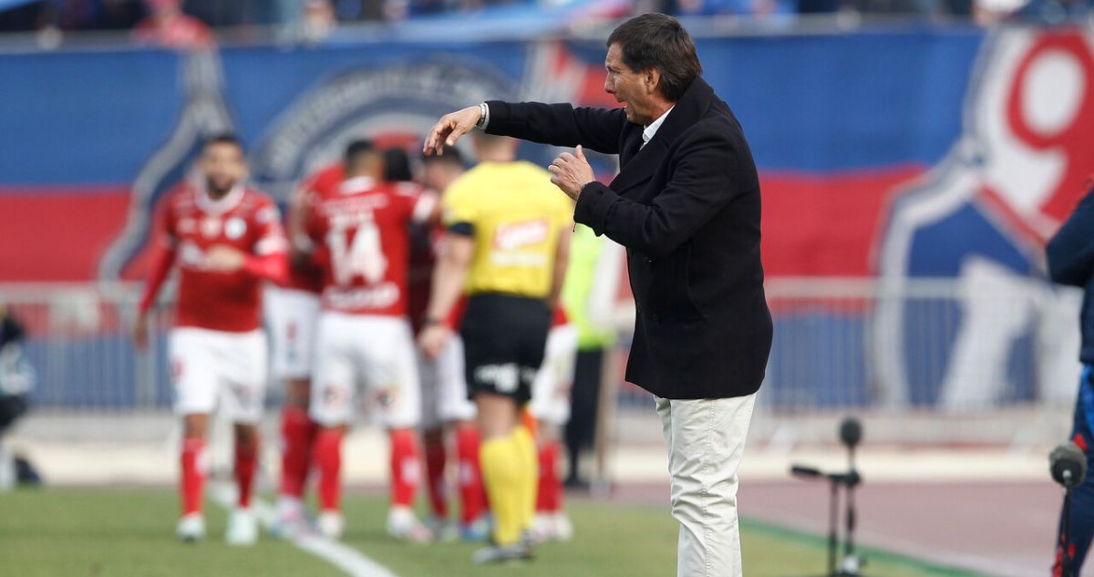 Fernando Díaz dirigiendo en el duelo de La U vs Iquique.