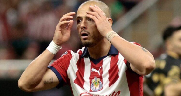 “Chicharito” Hernández pidió disculpas por sus machistas dichos.