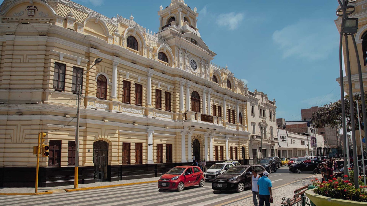 BioBioChile en tierra papal: los "secretos" y la venta de "humo blanco" que dejó León XIV en Chiclayo