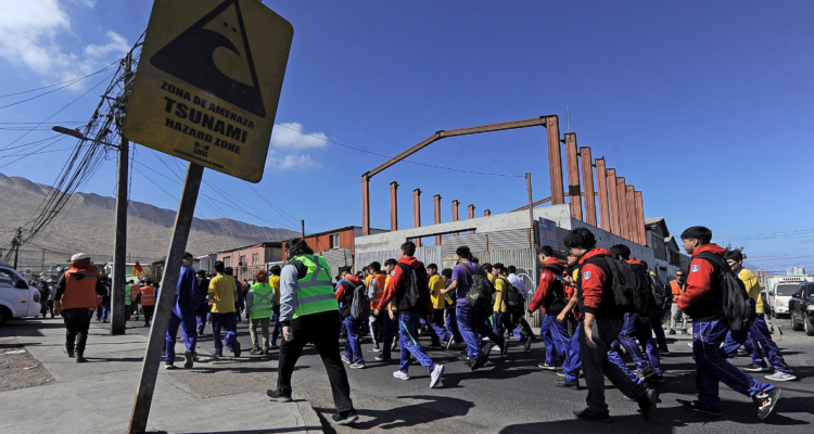 Foto de contexto de personas evacuando preventivamente por tsunami