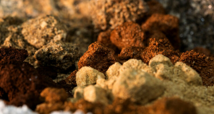 China denuncia espionaje y tráfico ilegal de tierras raras mediante envíos postales