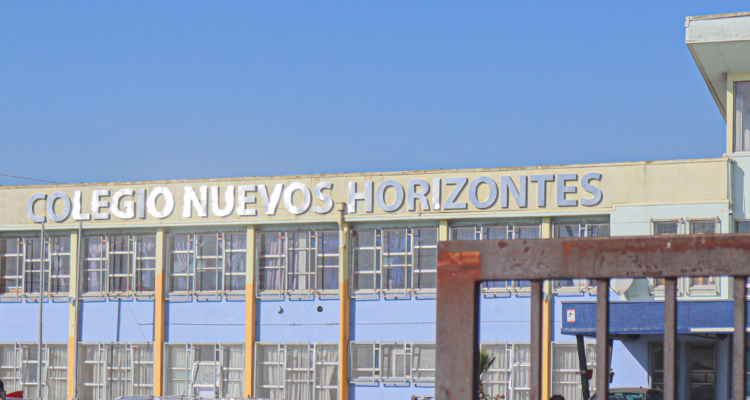 Frontis de Colegio Nuevos Horizontes por posible instalación de pórtico