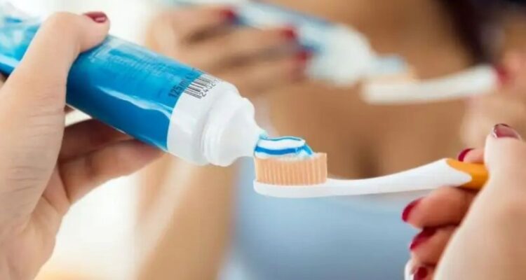 Pasta dental prohibida en Argentina se sigue vendiendo normal en Chile: apuntan al fluoruro de estaño