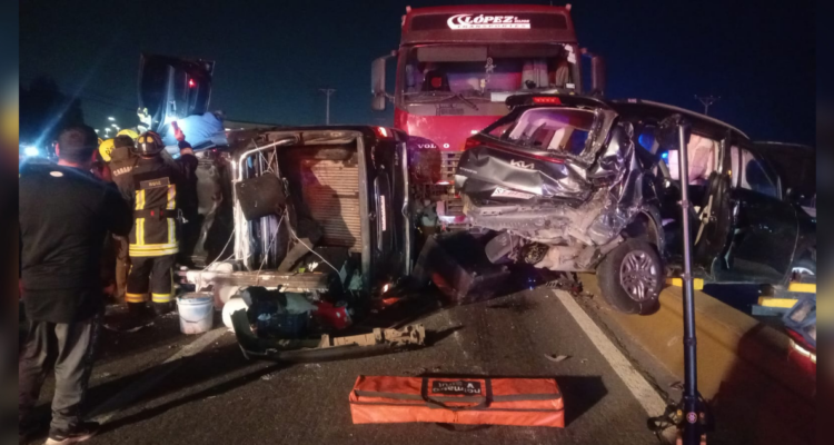 Colisión múltiple involucra a seis vehículos y un camión en Ruta 5 Sur en cercanías de Curicó