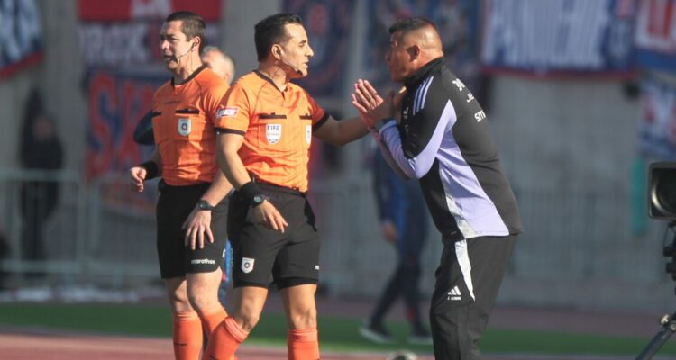 Jorge Almirón arremetió contra árbitros chilenos.