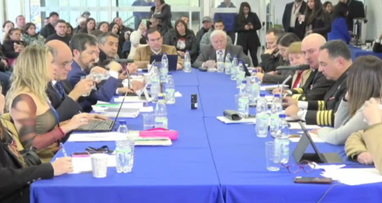 Diputado en medio de comisión Bruma