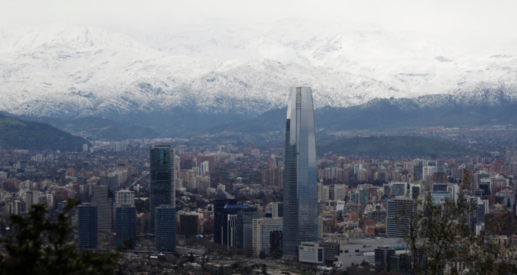Cuánto cuesta comprar un departamento o arrendarlo en Santiago, según precios de 2025
