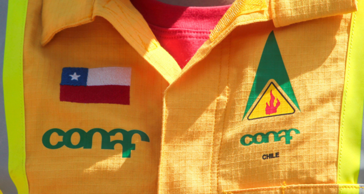Conaf envía 62 brigadistas chilenos a Canadá en apoyo al combate de incendios forestales