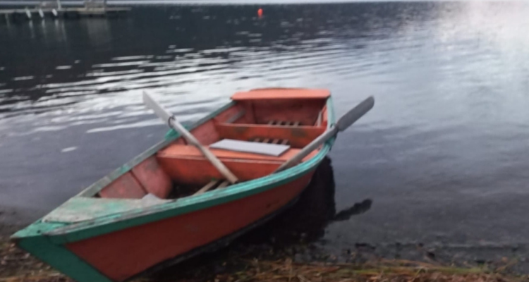 Conectividad en sector lacustre de Icalma depende sólo de bote a remos tras fallo de barcaza eléctrica