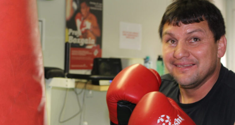 Conocido exboxeador Joel Mayo lucha por su vida tras brutal ataque con arma blanca en Villarrica