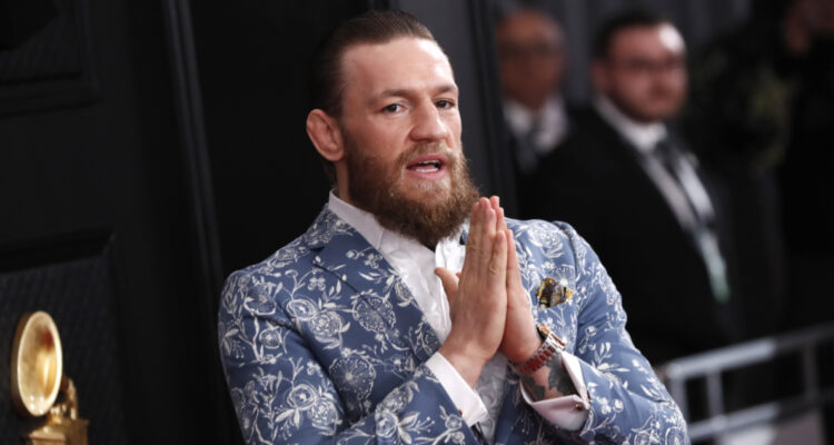 Conor McGregor en la alfombra de los Grammy