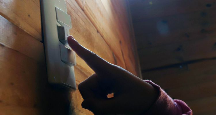 Persona presionando interruptor por corte de luz en Santo Domingo