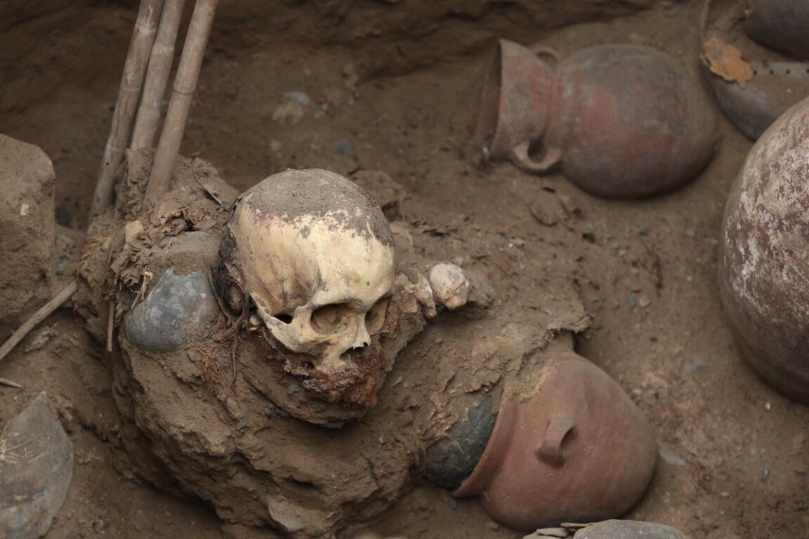Descubren un cráneo prehispánico de mil años de antigüedad en Lima mientras instalaban tuberías