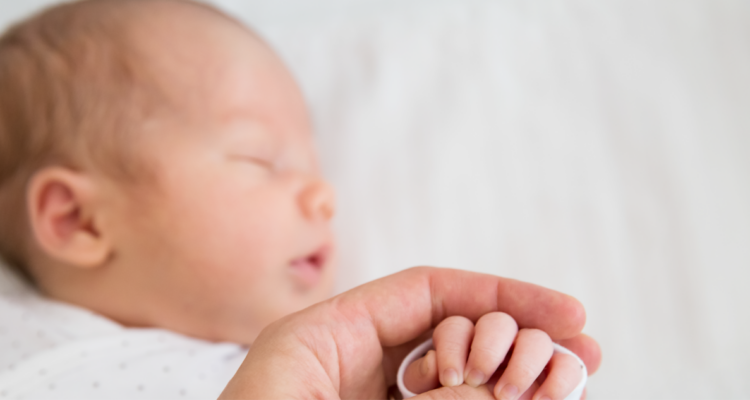 Crisis de natalidad en Chile, mujeres de clase media y vulnerables no ven la maternidad como opción