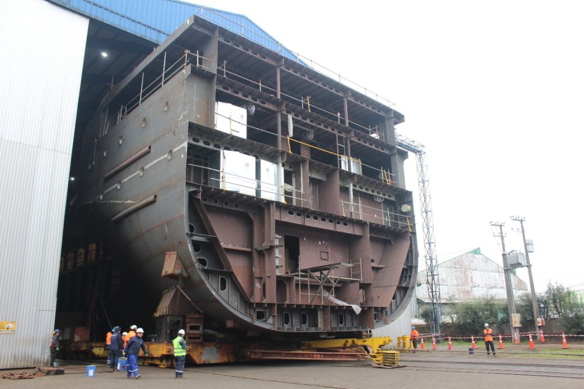 Este viernes se efectuó por las calles de Valdivia el traslado de la proa del crucero Magellan Discoverer, una pieza de 630 toneladas lo cual causó gran revuelo porque solo esa pieza pesa 630 toneladas.