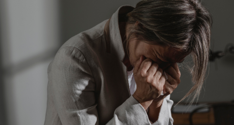 Foto de contexto de mujer llorando