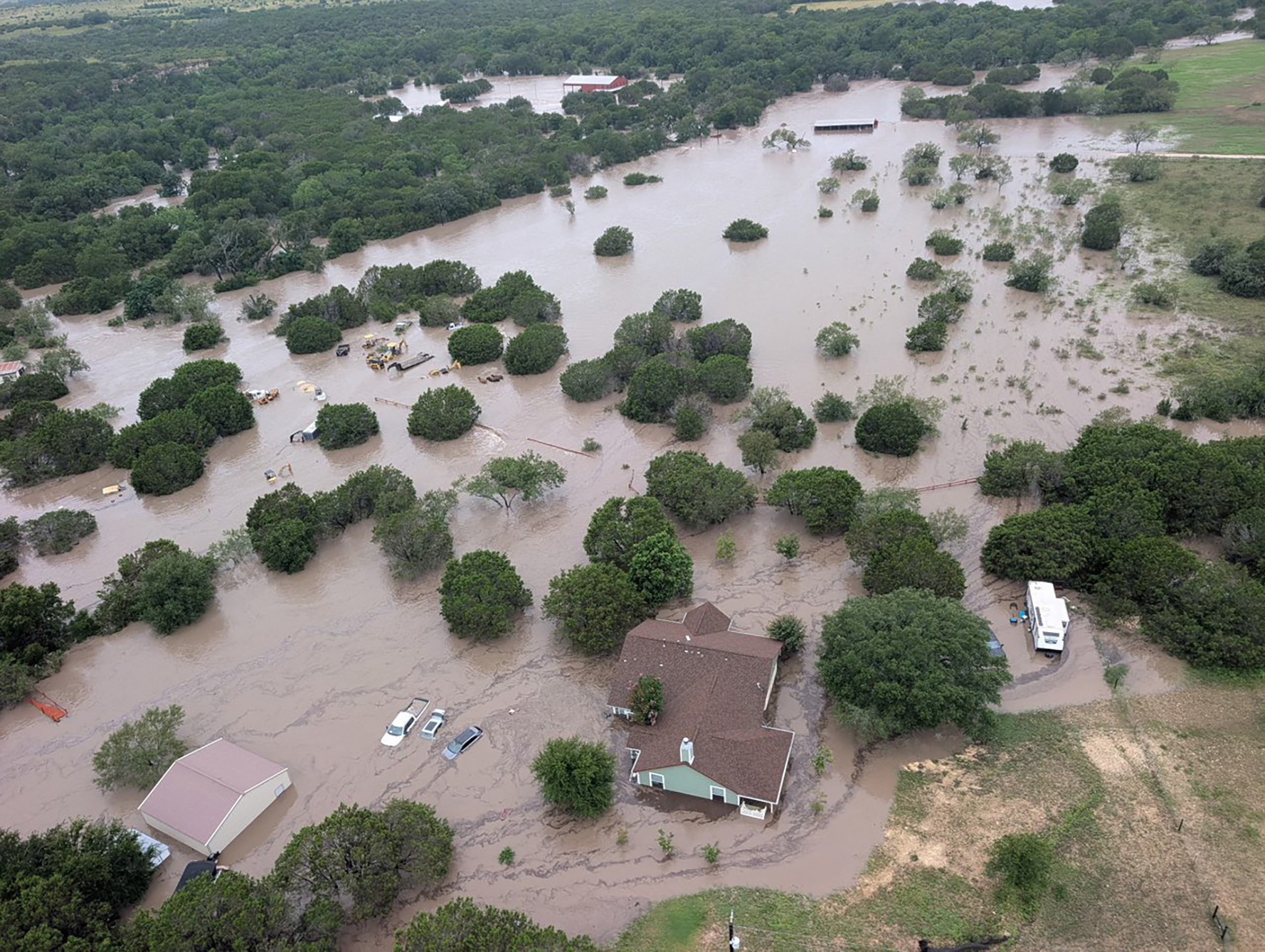 Trump declara gran catástrofe por inundaciones en Texas: 68 muertos y decenas de desaparecidos