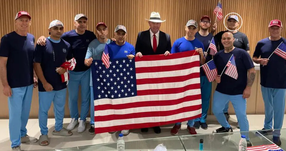 Fotografía de los liberados publicada por el gobierno de EEUU. Ortiz es el segundo de derecha a izquierda