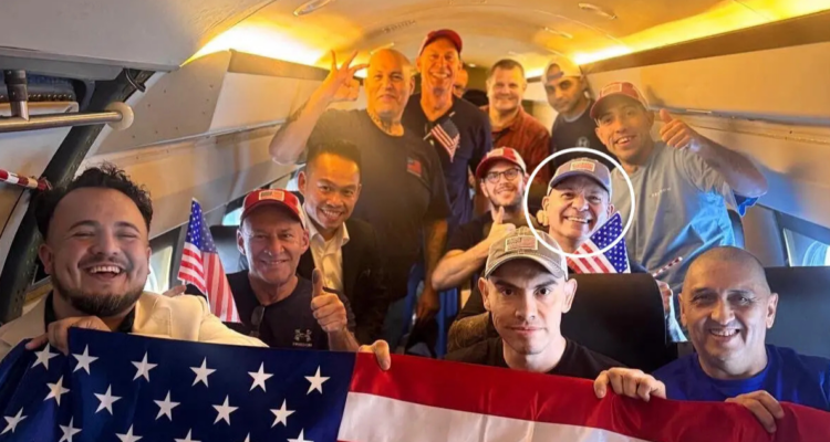 Dahud Hanid Ortiz en el avión que lo devolvió a EEUU