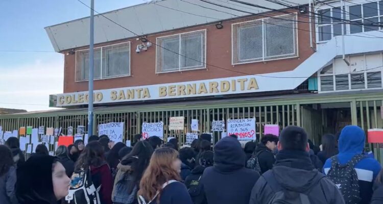 Talcahuano: estudiantes se manifestaron por denuncia de connotación sexual contra profesor de lenguaje
