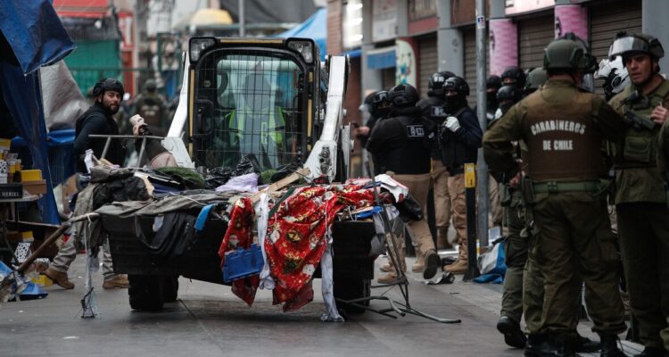 Desalojan a parte de “toldos azules” en Meiggs e instalan rejas para evitar que vuelvan al lugar