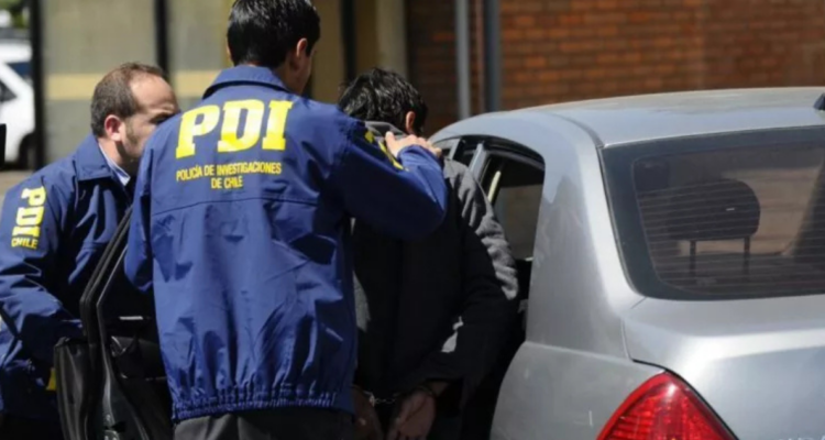 Dos PDI deteniendo a sujeto.