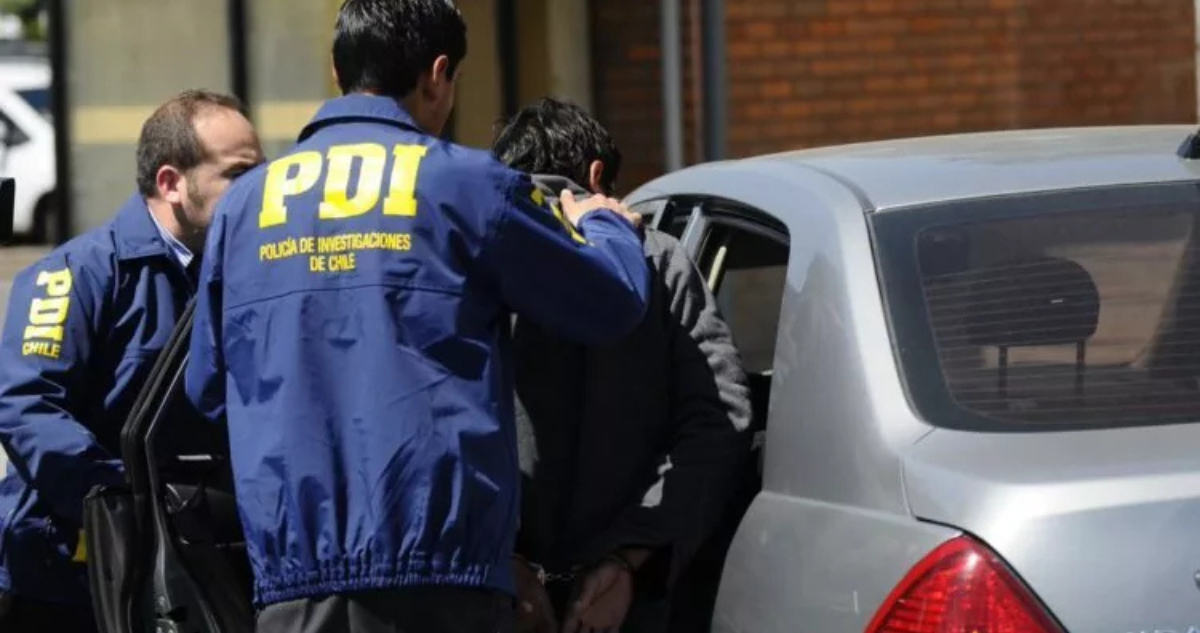 Dos PDI deteniendo a sujeto.
