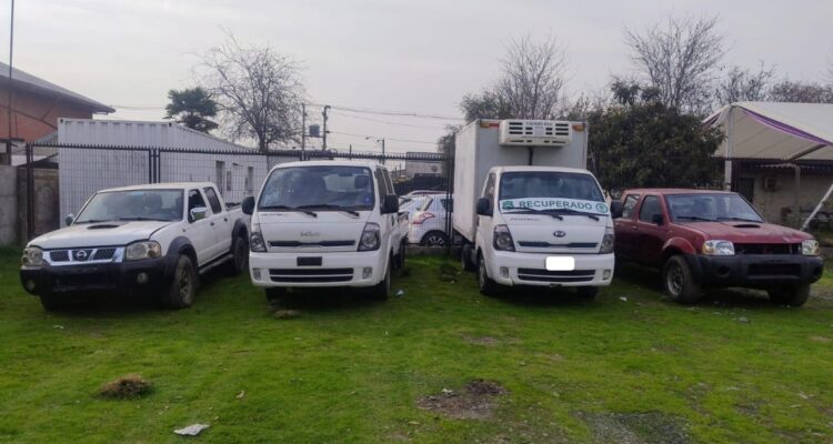 Tres detenidos en operativo que detectó cuatro vehículos robados en la zona sur de la RM