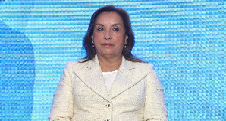 Perú decreta alza de 122% del sueldo de presidenta Boluarte: será de las mejores pagadas en la región