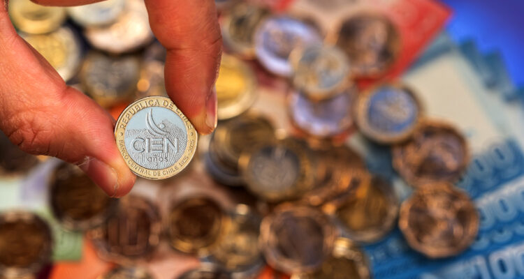 A revisar el vuelto: Hoy comienza a circular en Chile la nueva moneda de $100