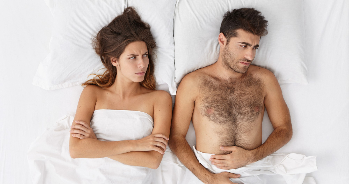 Pareja enojada por problemas de disfunción eréctil
