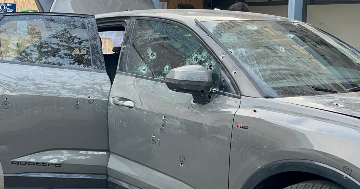 Así quedó el auto con encargo por robo donde fueron baleados un padre y su hija