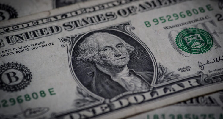No logra remontar: dólar se mantiene en terreno rojo mientras el precio del cobre sigue brillando