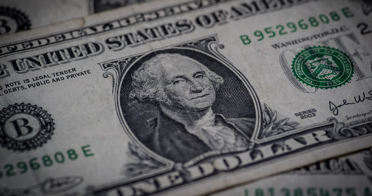 No logra remontar: dólar se mantiene en terreno rojo mientras el precio del cobre sigue brillando