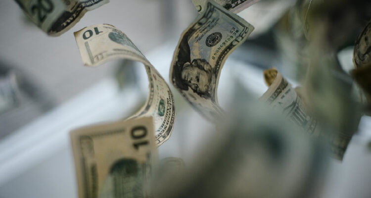 Dólar cae de los $930: billete estadounidense anota a nivel global su peor semestre en más de 50 años