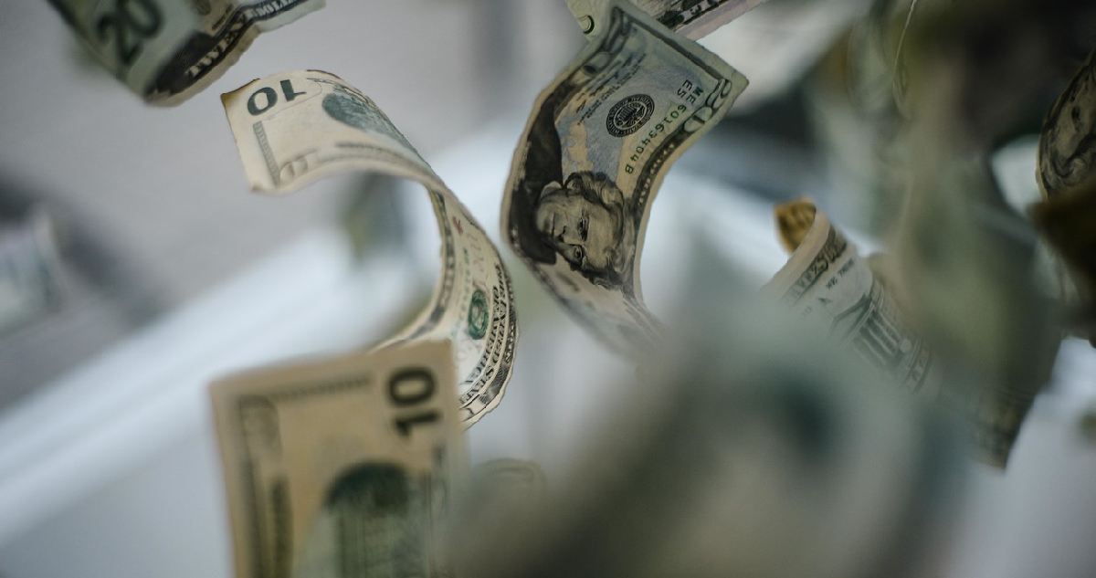Dólar cae de los $930: billete estadounidense anota a nivel global su peor semestre en más de 50 años