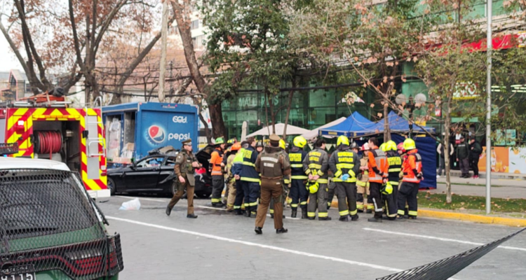 Dos muertos tras choque en Providencia auto impactó por atrás a camión que descargaba mercadería