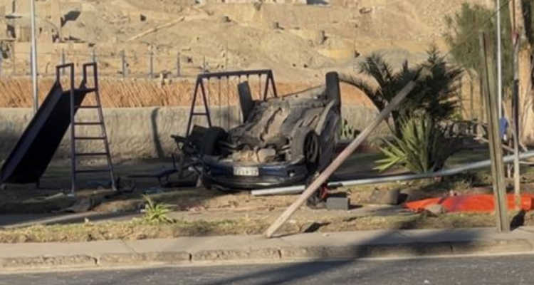 Cuatro muertos tras volcamiento en Copiapó: vehículo quedó en medio de una plaza