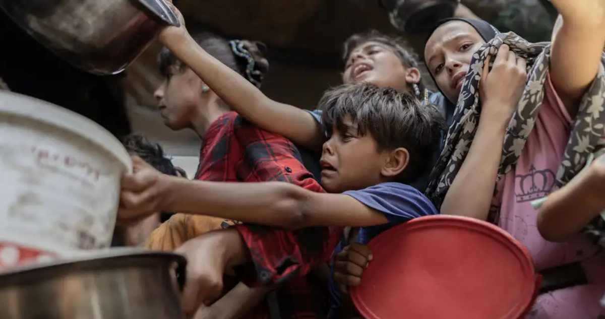 Niños haciendo fila por comida en Gaza