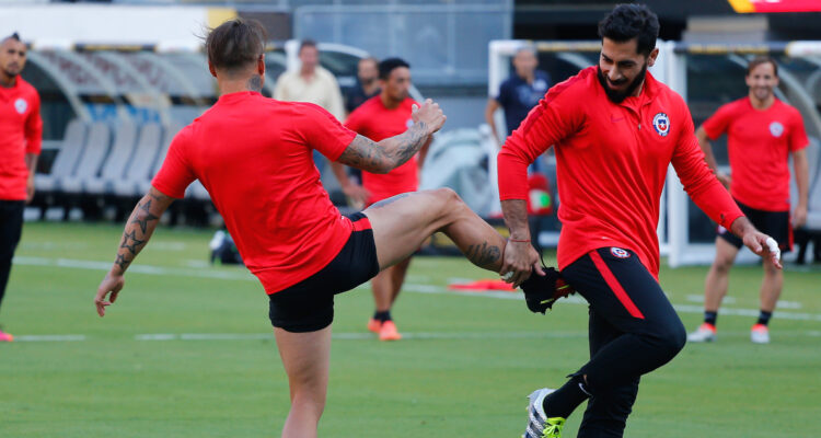 Eduardo Vargas y Johnny Herrera foto de archivo