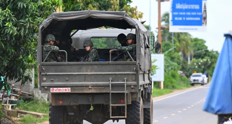 Tailandia advierte riesgo de guerra con Camboya por enfrentamientos: 15 muertos y 140.000 evacuados